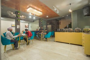 อาหารเช้าชุดใหญ่สไตล์อังกฤษทุกวัน (INR 200 ต่อคน)