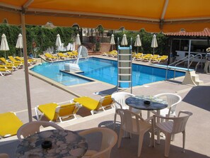 Udendørs pool, åben fra kl. 08.30 til kl. 19.30, parasoller, liggestole