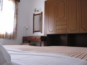 In-room safe, desk, blackout curtains, soundproofing - Amazones Villas Apartments (Hersonissos)