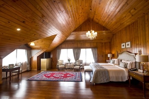 Ropa de cama de alta calidad y caja de seguridad en la habitación