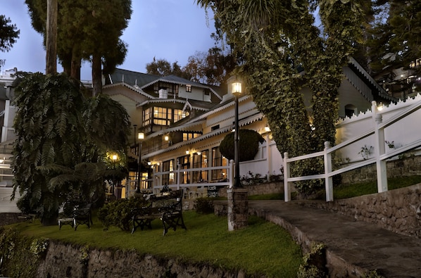 Fachada de la propiedad por la tarde o noche