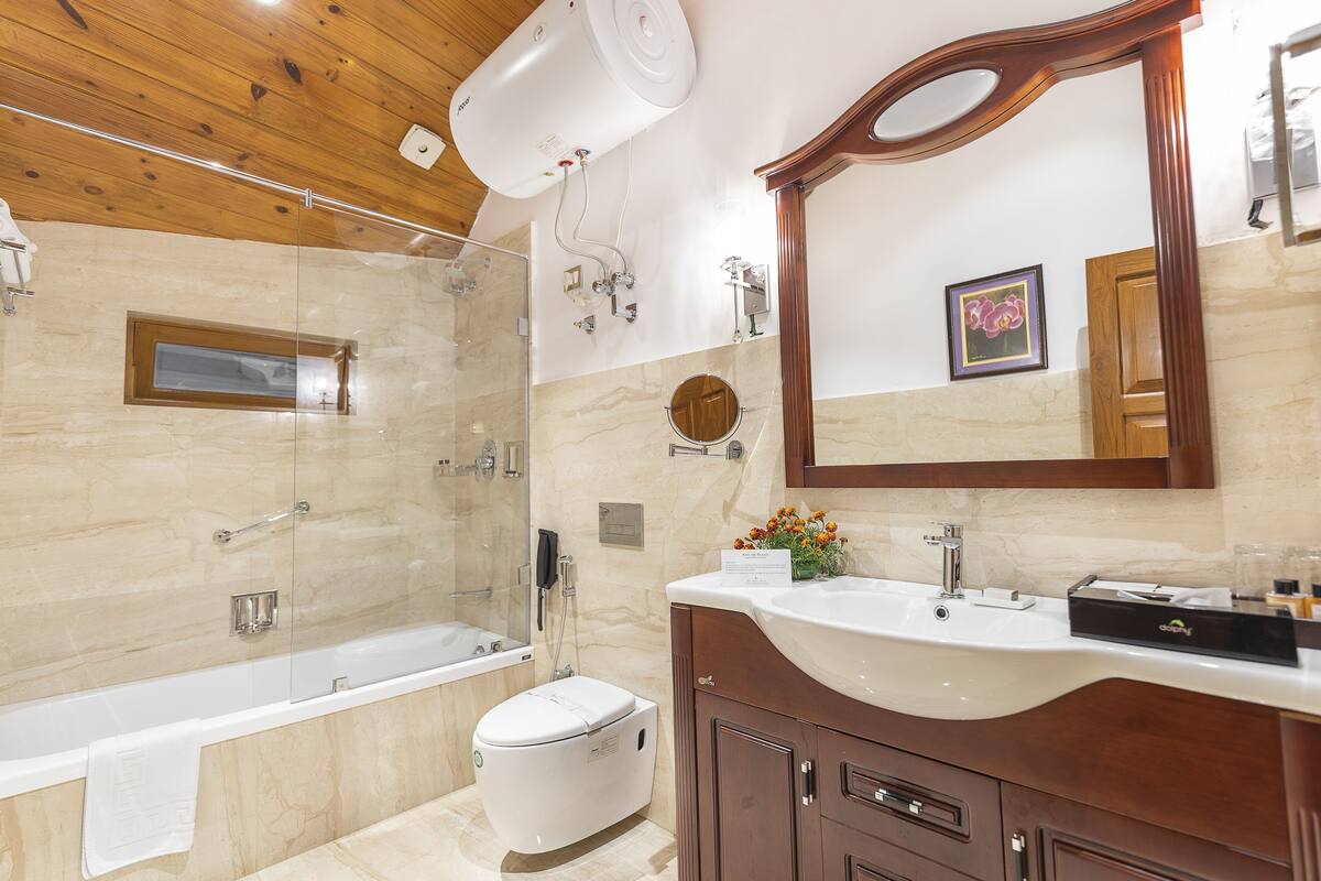 deluxe double or twin room | bathroom | combined shower/bathtub, deep-soaking bathtub, rainfall showerhead