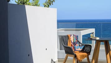 Premium-Zimmer, 1 King-Bett, Balkon, Meerblick | 1 Schlafzimmer, Zimmersafe, Verdunkelungsvorhänge