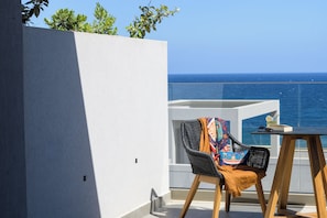 Chambre Prestige, 1 trĂšs grand lit, balcon, vue sur la mer | 1 chambre, coffre-fort, rideaux dâobscurcissement