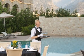 2 restaurants, serveren ontbijt, diner, internationale gerechten