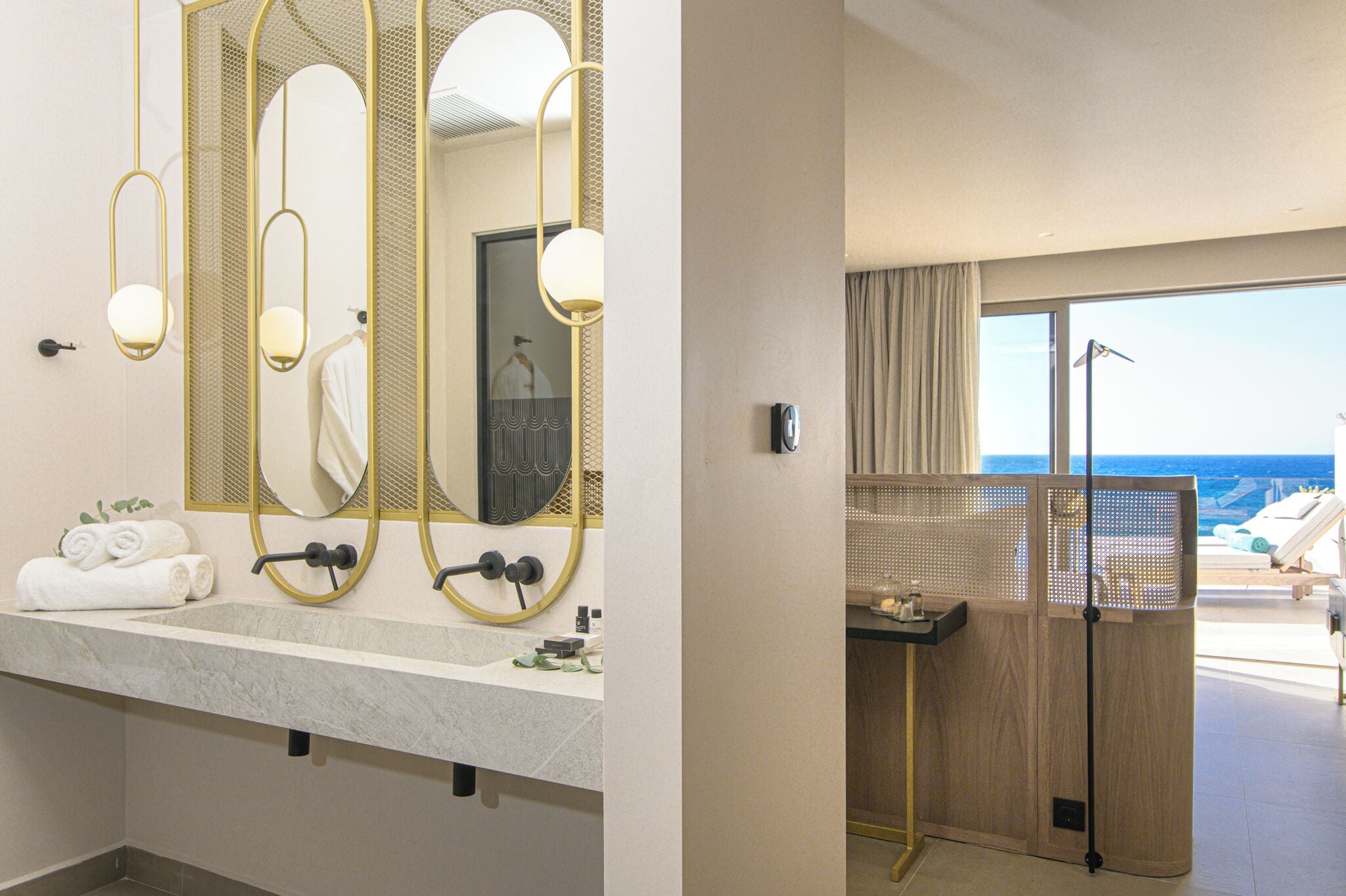 Premium studio suite, 1 kingsize bed, privézwembad, uitzicht op zee | Badkamer | Designer toiletartikelen, een haardroger, pantoffels, handdoeken