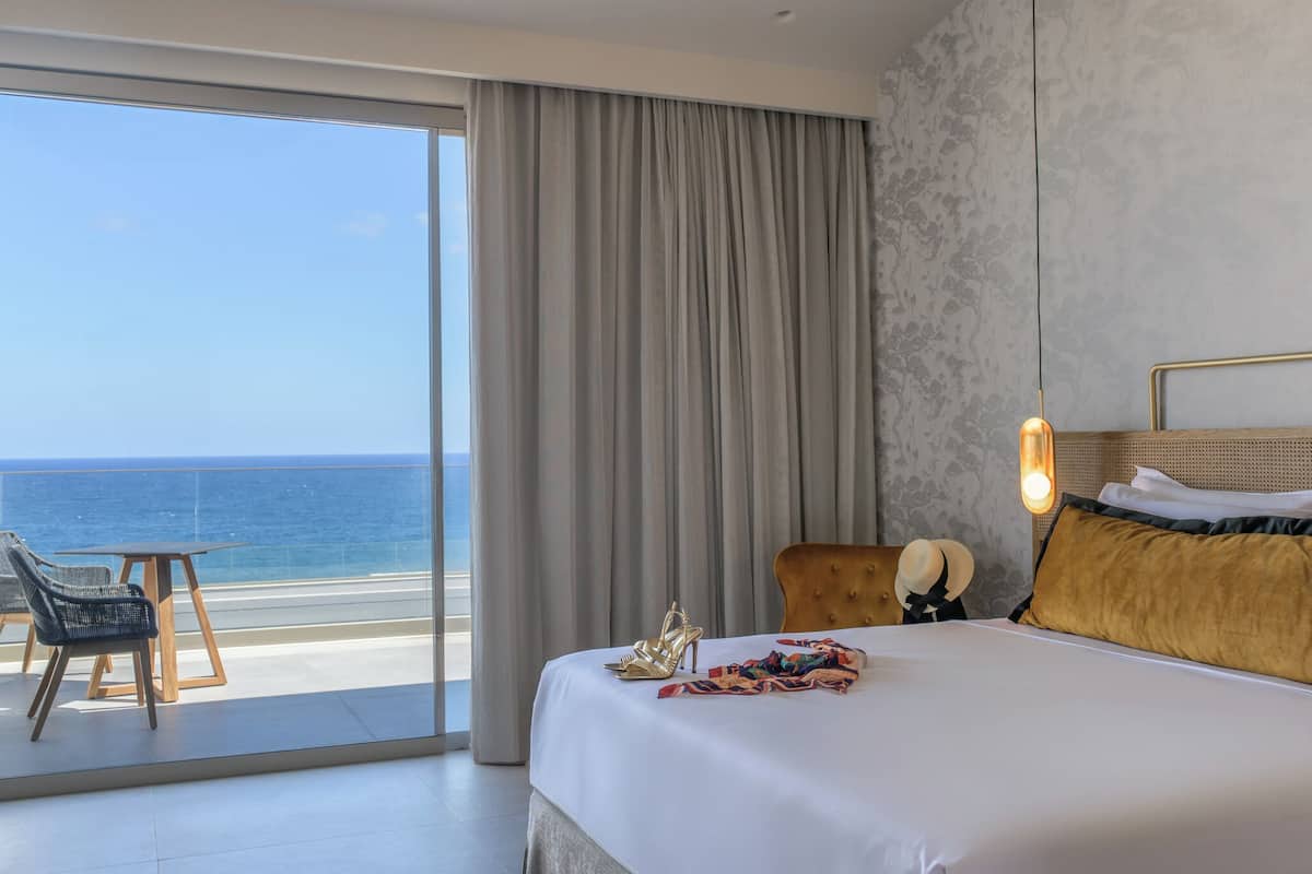 Premium kamer, 1 kingsize bed, balkon, uitzicht op zee | 1 slaapkamer, een kluis op de kamer, verduisterende gordijnen