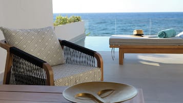 Premium-Studiosuite, 1 King-Bett, eigener Pool, Meerblick | Badezimmer | Designer-Toilettenartikel, Haartrockner, Hausschuhe, Handtücher