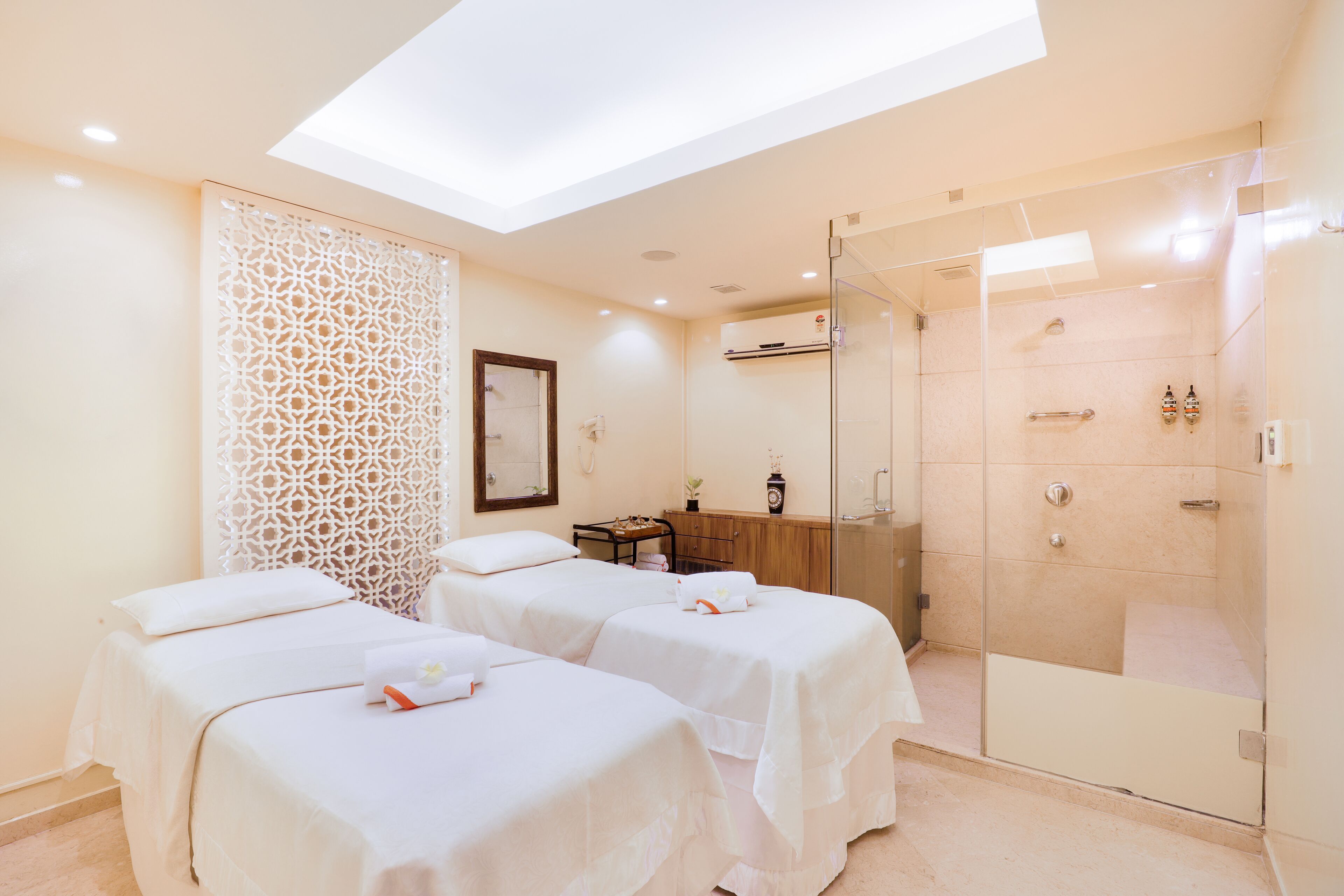 Body treatments, massage/treatment rooms