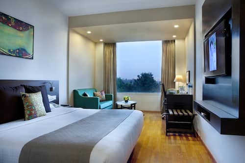 Premium bedding, pillow-top beds, minibar, in-room safe
