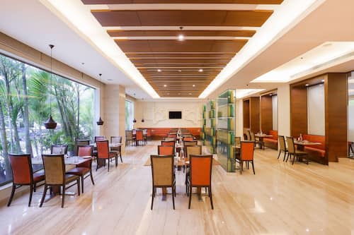 2 restaurantes, se sirven desayunos, comidas y cocina internacional