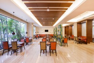 2 restaurants, breakfast, lunch, dinner served; international cuisine 