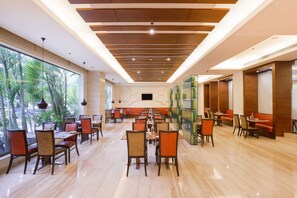 2 restaurantes; se sirve desayuno, almuerzo y cena; cocina internacional