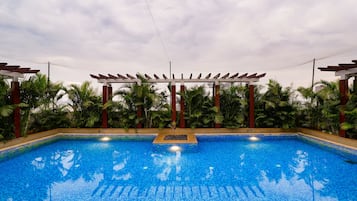 Hồ bơi ngoài trời