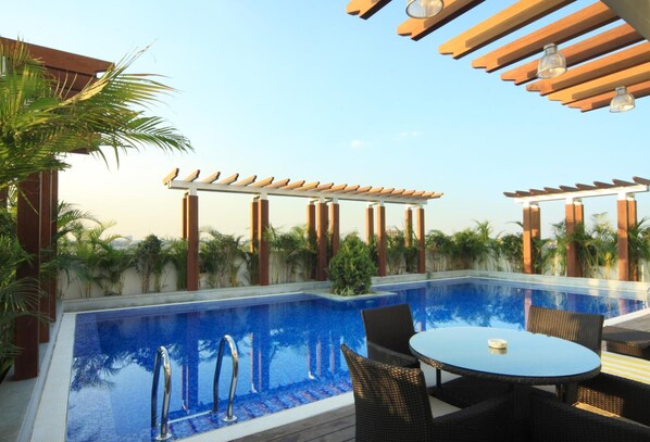 Una piscina al aire libre