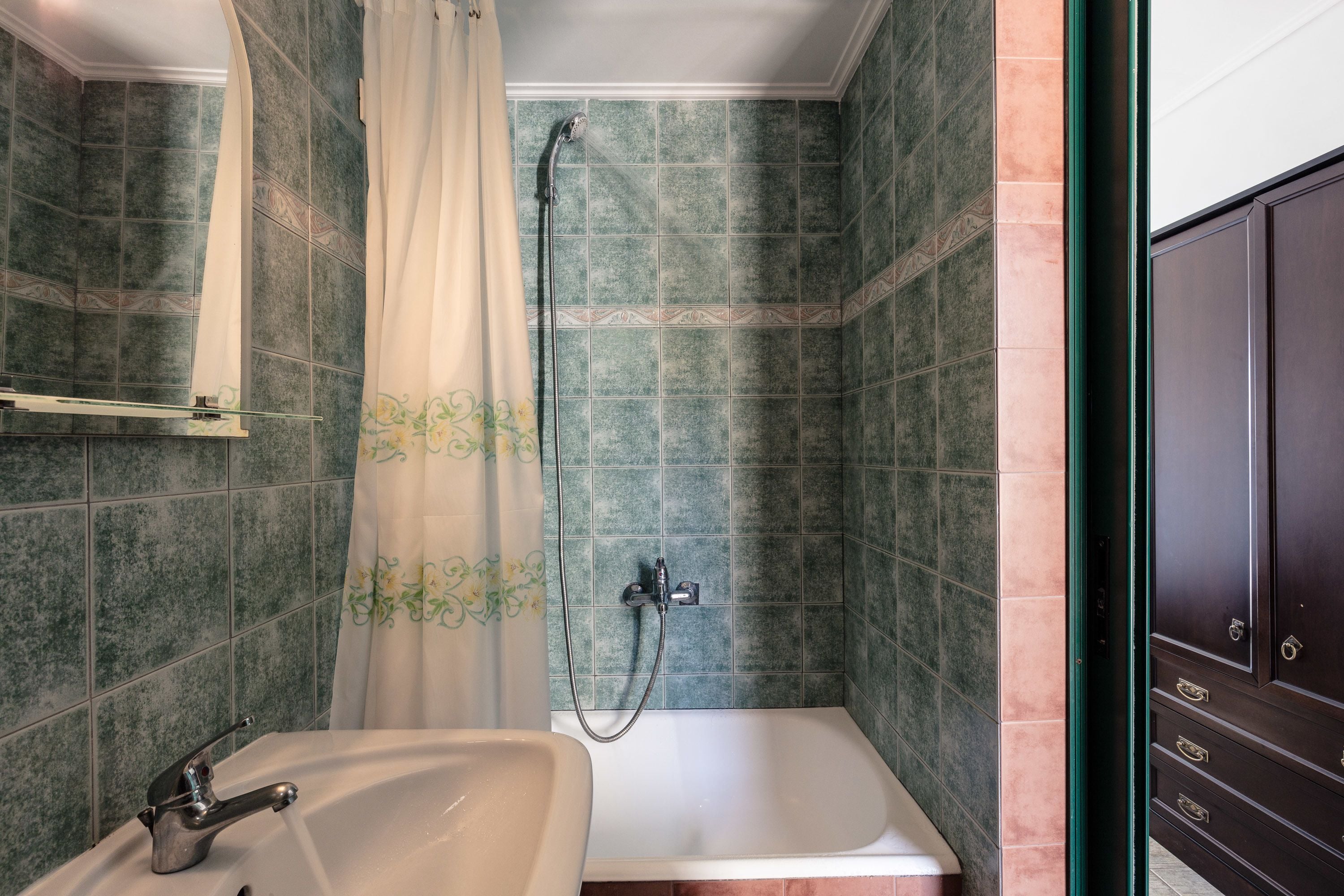 standard double room, partial sea view | bathroom | combined shower/bathtub, free toiletries, hair dryer, towels