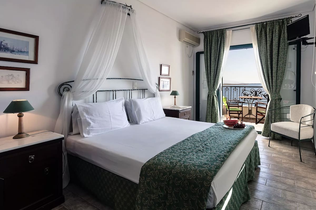 Superior tweepersoonskamer | Luxe beddengoed, een minibar, verduisterende gordijnen