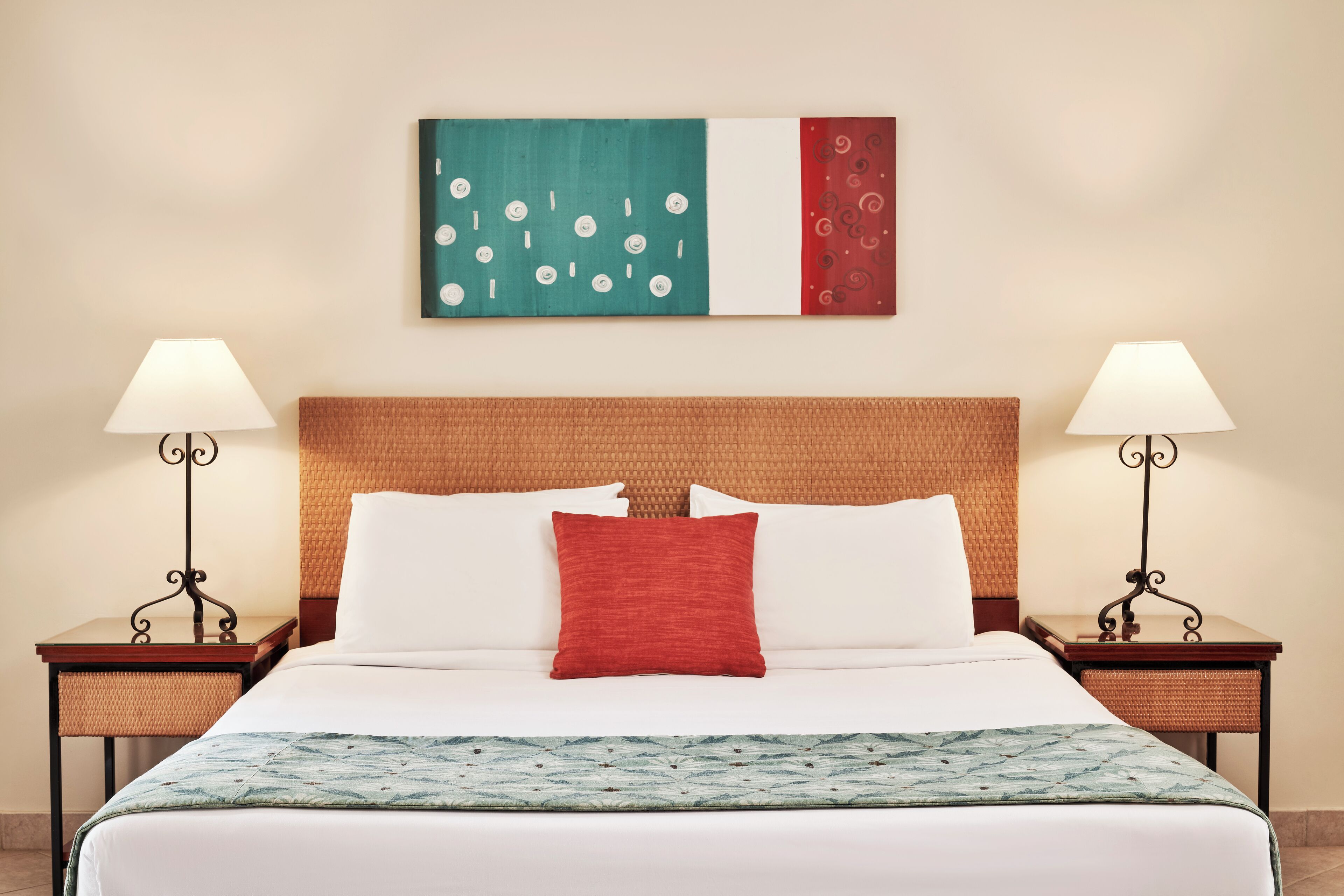 deluxe room | 1 bedroom, minibar, in-room safe, desk