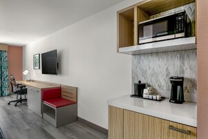 Habitación, 1 cama de matrimonio grande | Escritorio, espacio para trabajar con un portátil, cortinas opacas