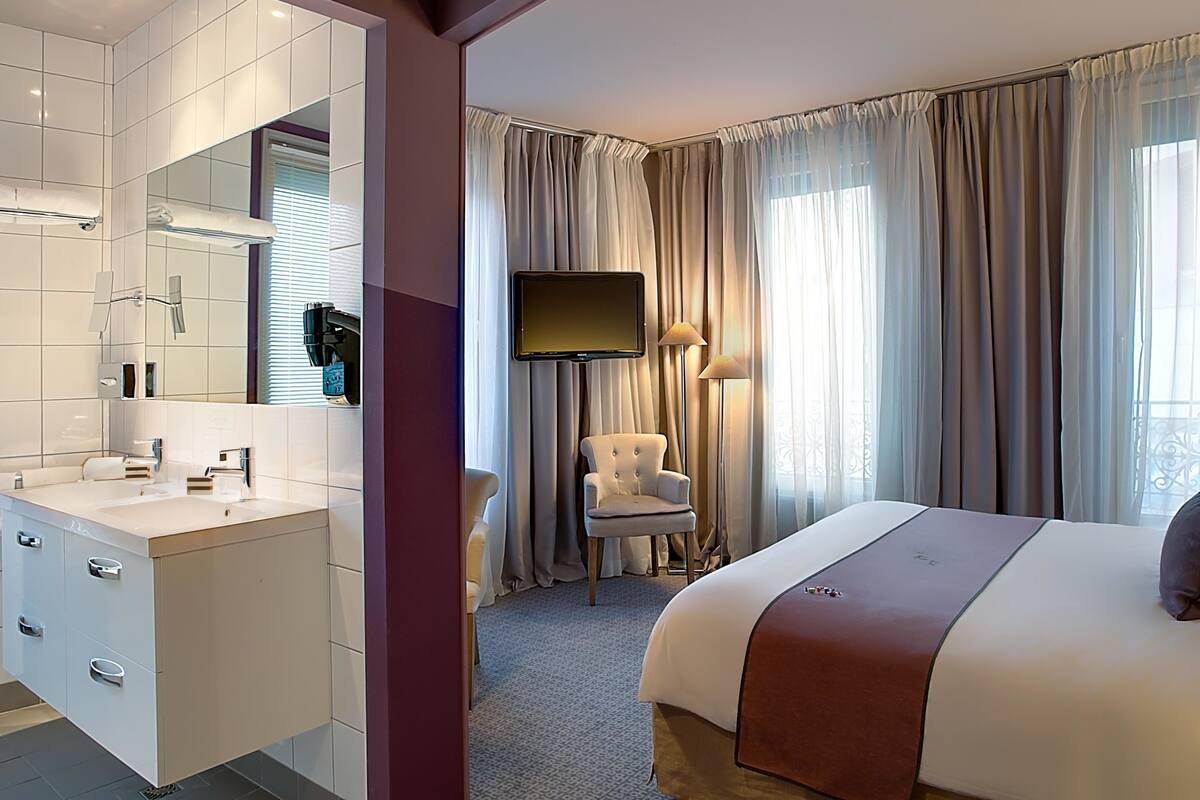 superior room, 1 queen bed, non smoking (larger room) | premium bedding, pillow-top beds, in-room safe, desk