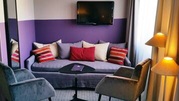 Télévision à écran plat de 82 cm avec chaßnes par satellite, télévision