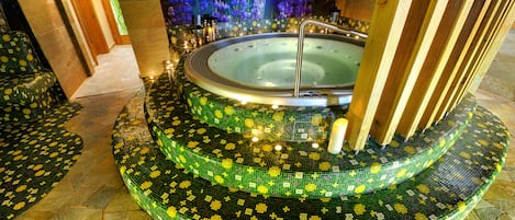 Indoor spa tub