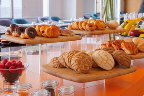 Daily buffet breakfast for a fee - NH Queretaro (Querétaro)