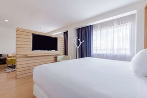 Cubrecamas, minibar, caja de seguridad en la habitación y escritorio