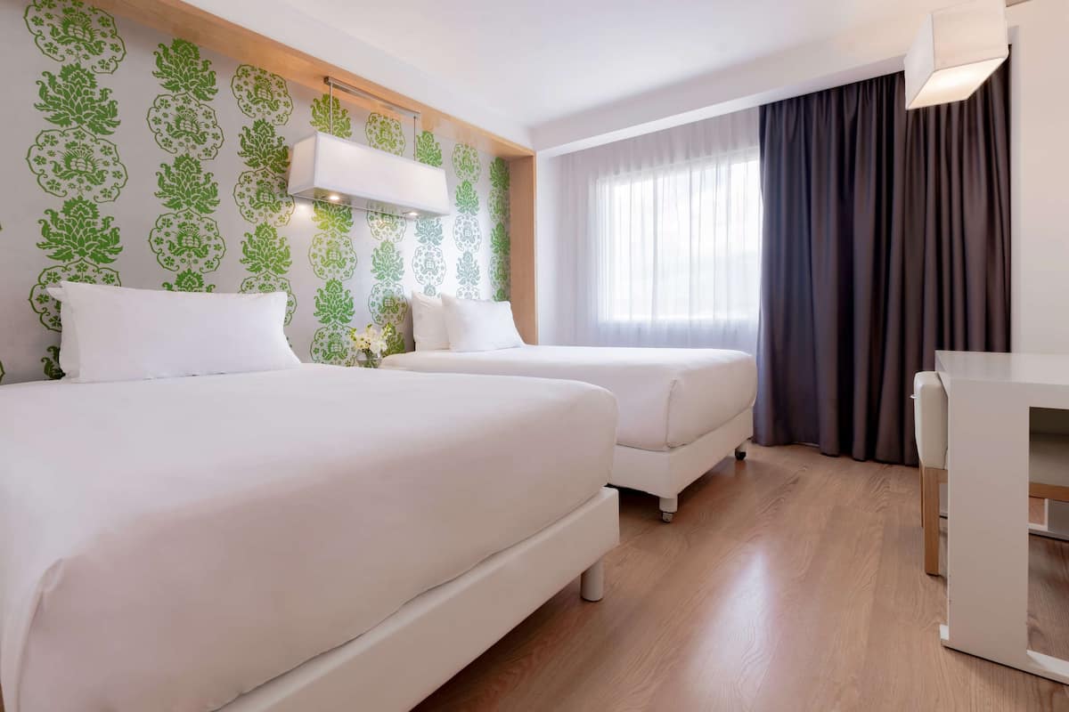 Edredón, minibar, caja de seguridad en la habitación y escritorio