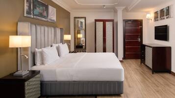 Room, 1 King Bed | Minibar, in-room safe, desk, soundproofing
