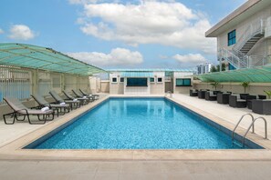 Outdoor pool - Protea Hotel by Marriott Lagos Kuramo Waters (Lagos)