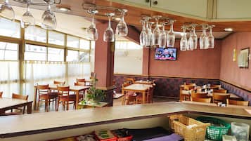 Desayuno continental diario (USD 6 por persona)