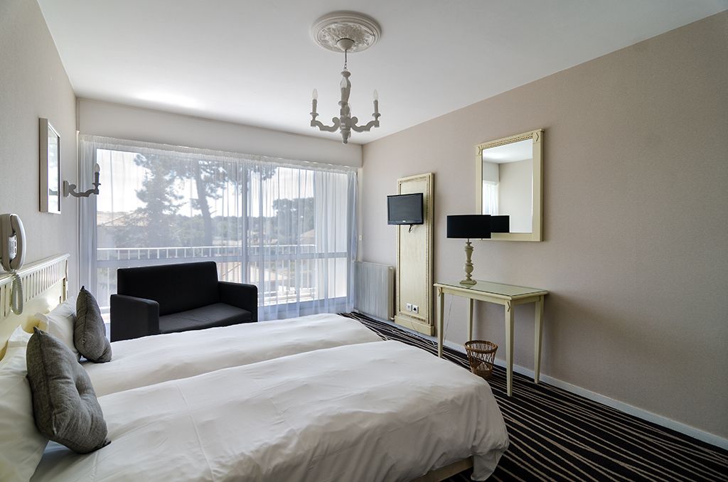 standard twin room | minibar, in-room safe, desk, soundproofing