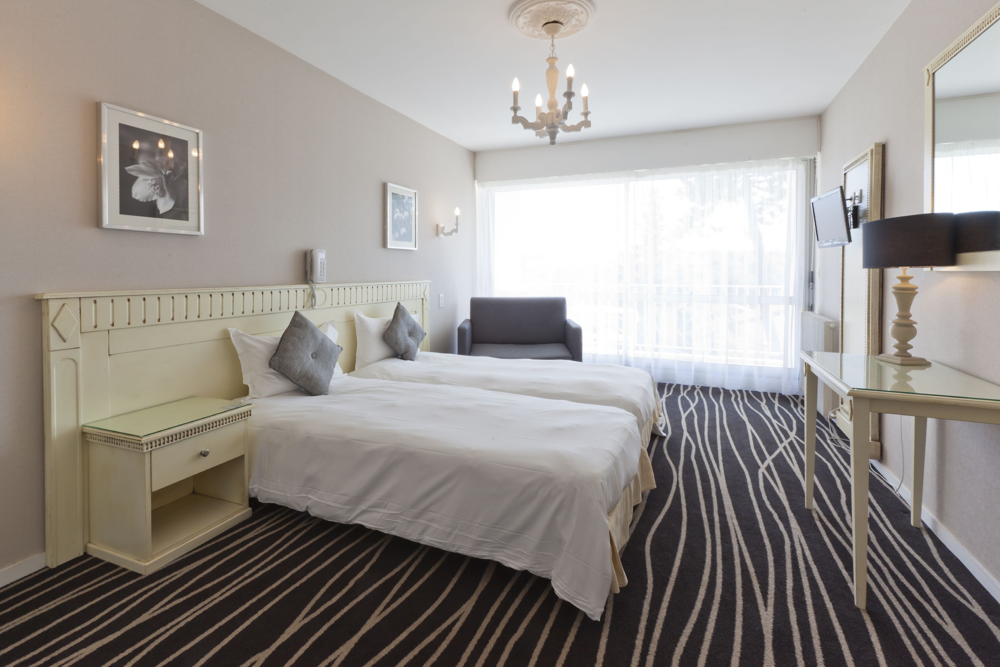 standard twin room | minibar, in-room safe, desk, soundproofing