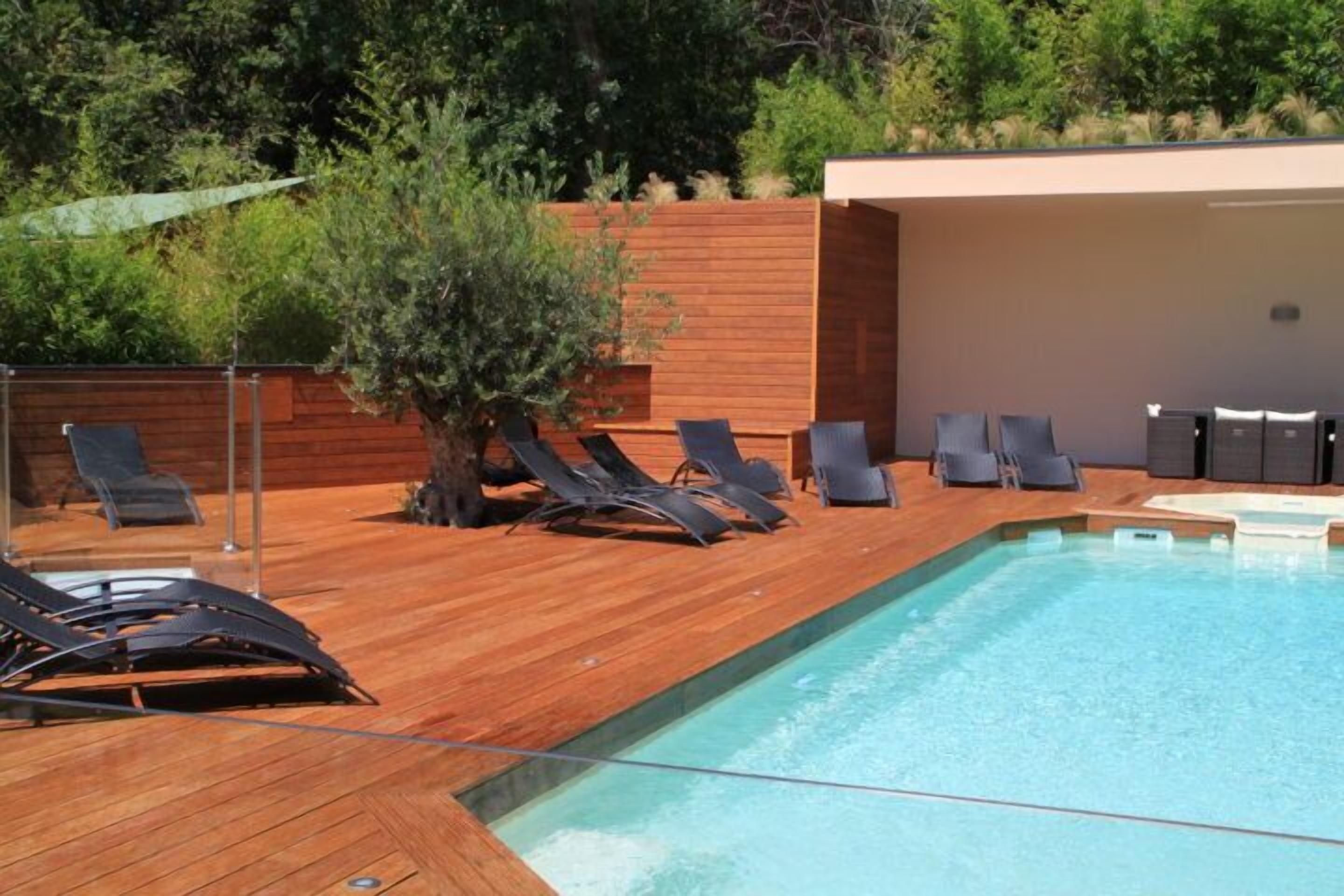 seasonal outdoor pool, pool loungers