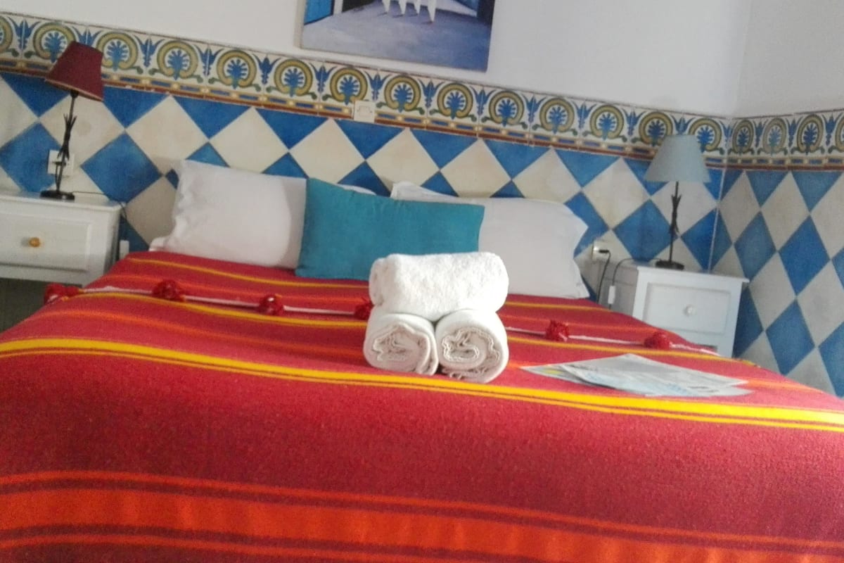 Chambre Double Classique (Touareg) | 1 chambre, décoration personnalisée, fer et planche à repasser