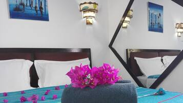 Chambre Double Classique (Bleu Azur) | 1 chambre, décoration personnalisée, fer et planche à repasser