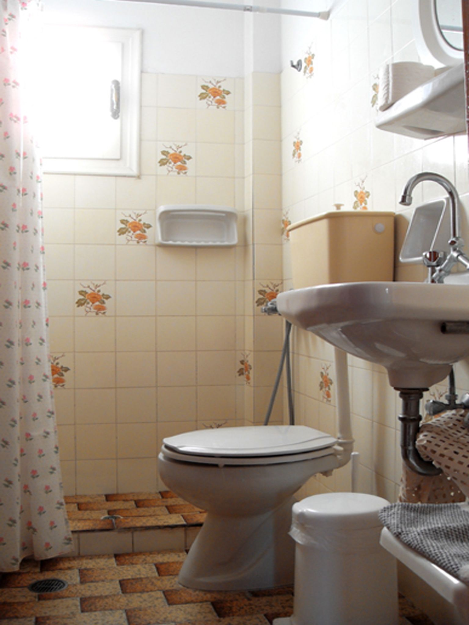 basic triple room | bathroom | shower, hair dryer, towels