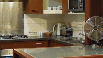 Refrigerador con congelador, microondas y parrilla de estufa
