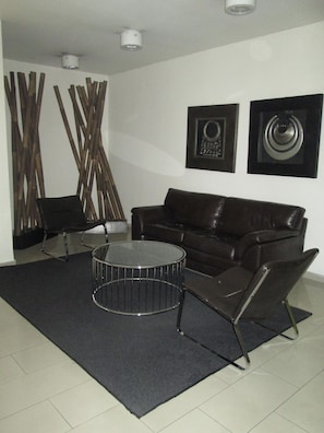 29-inch LCD TV with cable channels, TV - Belles Artes Apartments (Santiago)