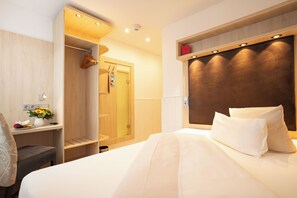 A hotel room with a bed, a desk, a wardrobe, and a bathroom. - Hotel Haase (Laatzen)
