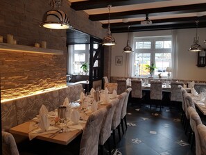 Breakfast and dinner served, German cuisine - Hotel Haase (Laatzen)