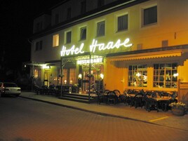 Fachada de la propiedad por la tarde o noche