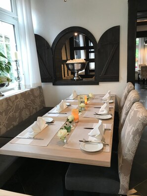 Breakfast and dinner served, German cuisine - Hotel Haase (Laatzen)