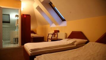 Habitación triple | Caja de seguridad en la habitación y escritorio