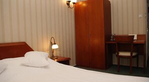 Business Double Room, 2 Twin Beds | In-room safe, desk, iron/ironing board, free WiFi - Villa Pallas (Olsztyn)