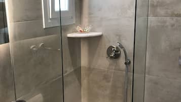 Single Room | Bathroom | Hair dryer, towels