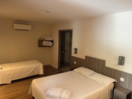 Habitación triple | Colchones viscoelásticos, mobiliario individual, escritorio