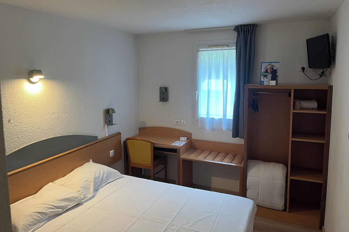 Double Room | Memory foam beds, individually furnished, desk, iron/ironing board