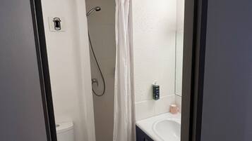 Een regendouche, gratis toiletartikelen, een haardroger